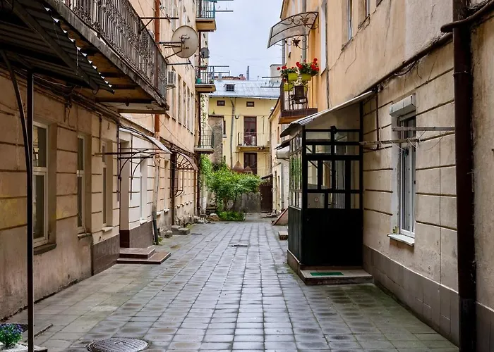 на площі ринок 12 דירה